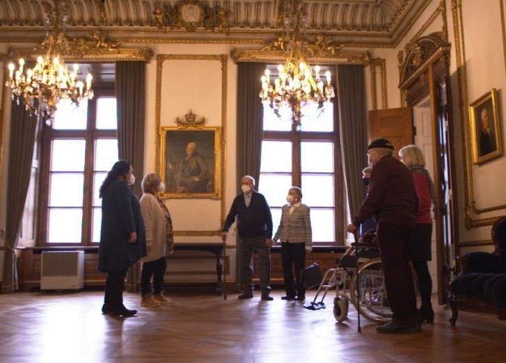Foto: Deutsche Fernsehlotterie; Simone Weiss und Renate Gerdes (links) mit Besuchergruppe (rechts)